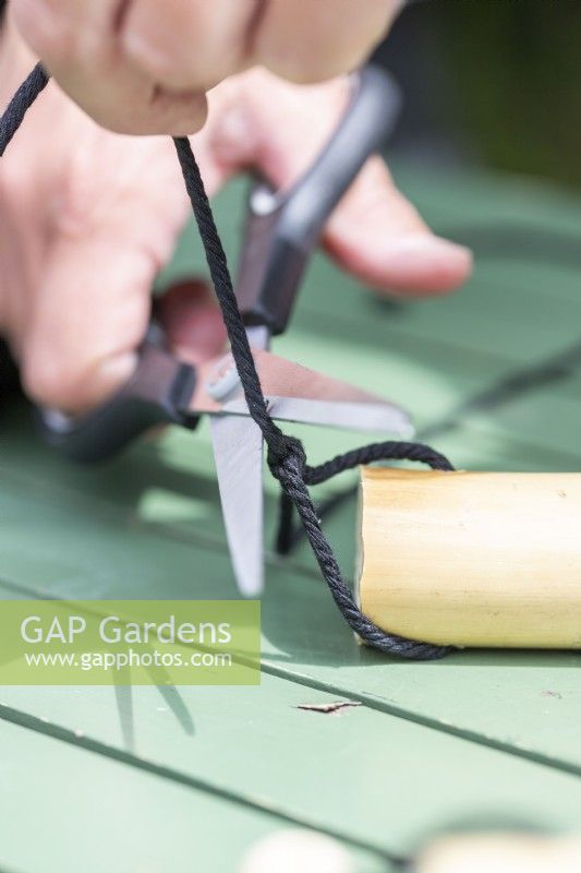 Cutting off excess string on one side of the knot