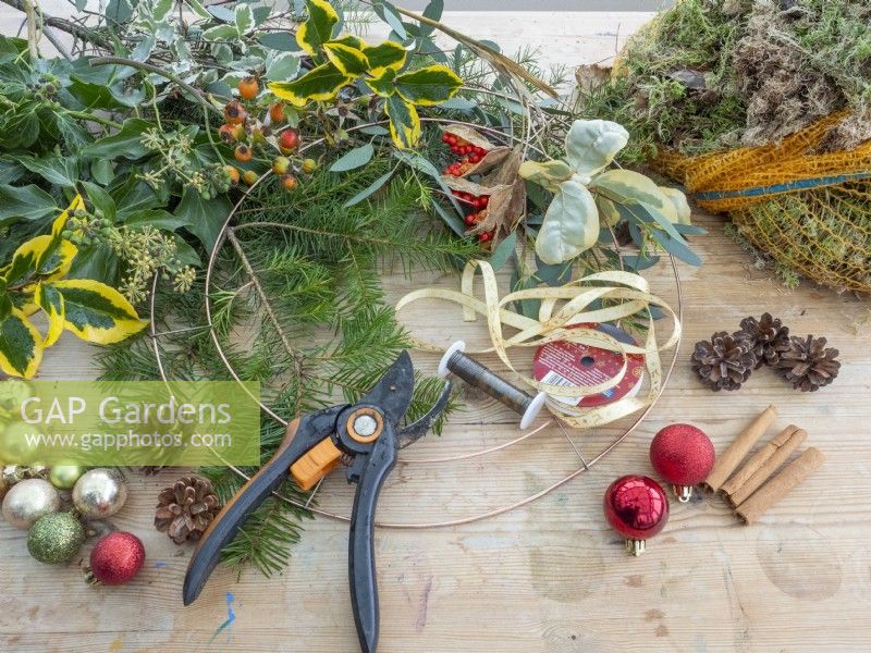 Ingredients to prepare a Christmas wreath