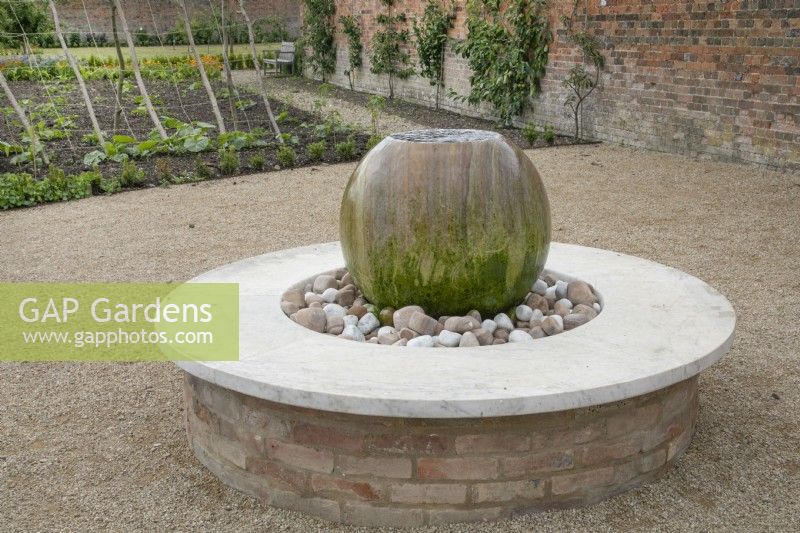 Circular water feature at Waterperry Gardens
