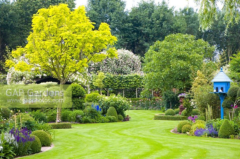 Country house garden 