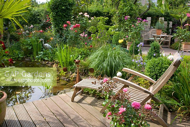 Seating by the pond 