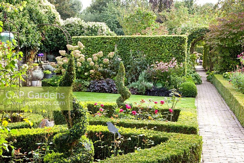 Hedge and hedge arch made of boxwood and beech, Fagus sylvatica, Buxus 