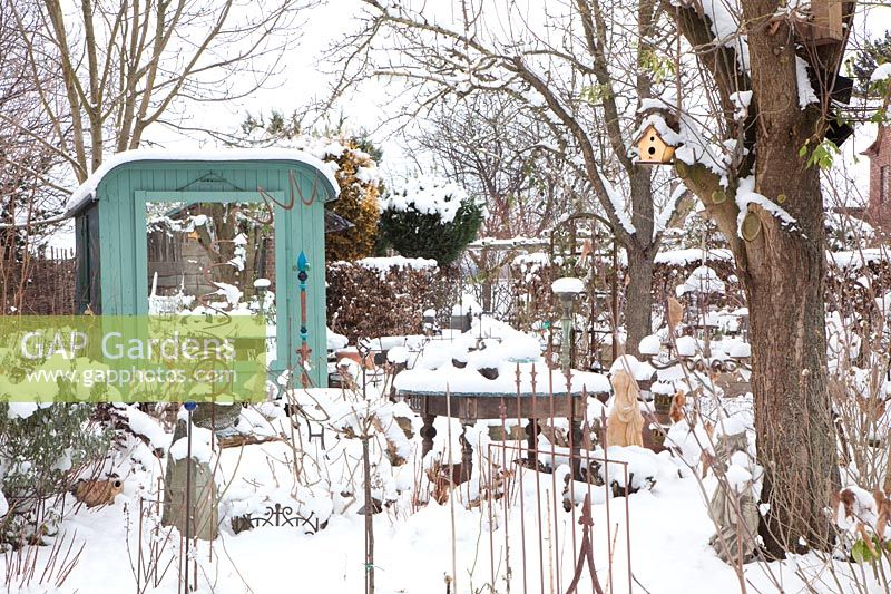 Garden house in the snow 