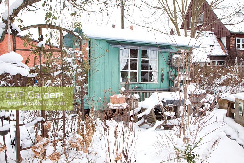 Garden house in the snow 