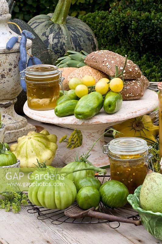 Photo production green tomatoes and fruits 