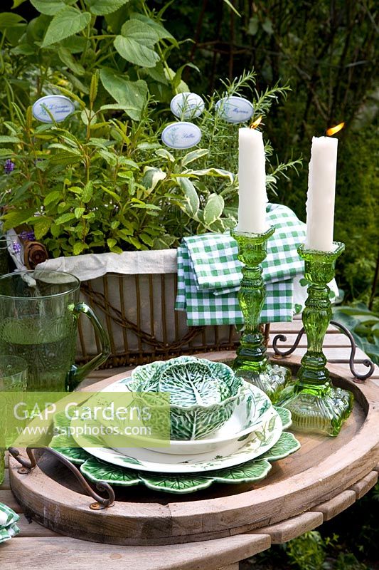 Herb decoration and tableware with herbal motifs 
