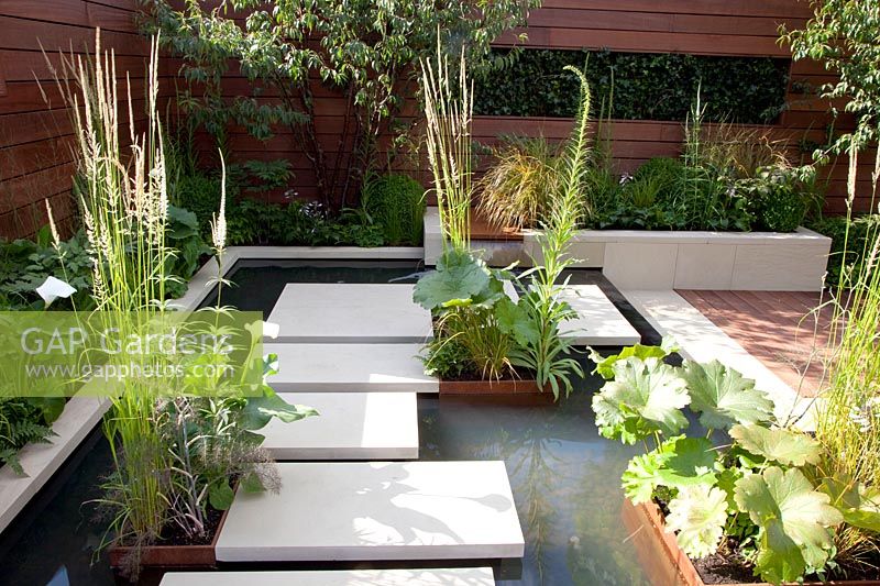 Stepping stones over small water basin 