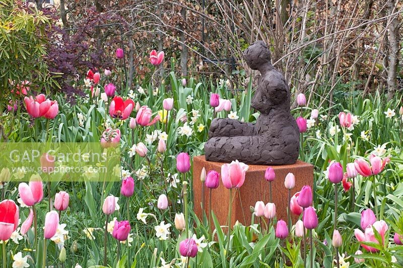 Tulip bed with sculpture, Tulipa Pink Impression, Tulipa Pink Diamond, Tulipa Rosalie, Tulipa Violet Beauty, Narcissus Bellsong 