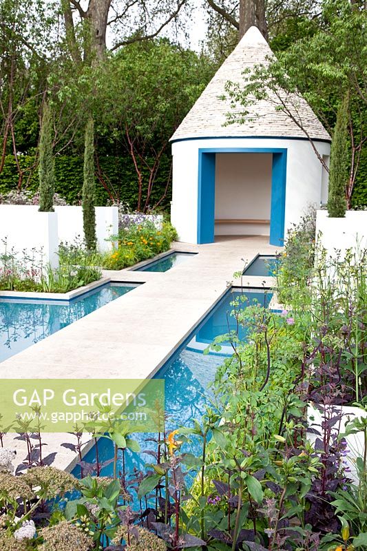 Garden with water channel and pavilion 