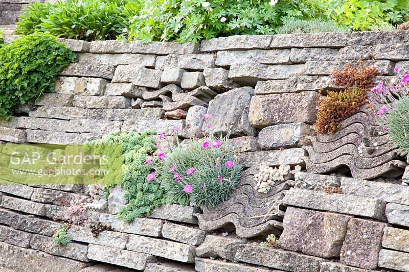 Wall made of recycled stones 