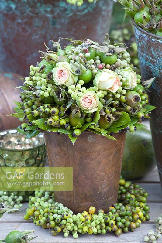 Decoration with berries and flowers, Rosa Pepita Romantica, Myrtus communis, Piper nigrum 