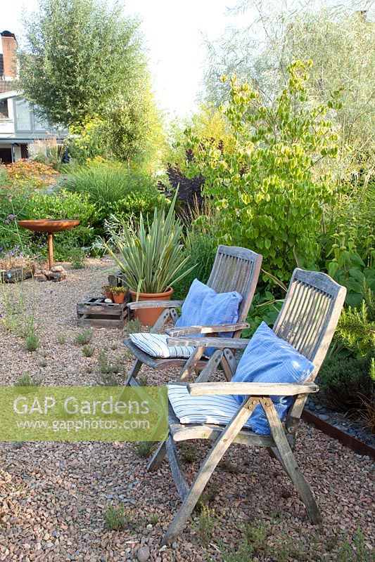 Seating gravel garden 