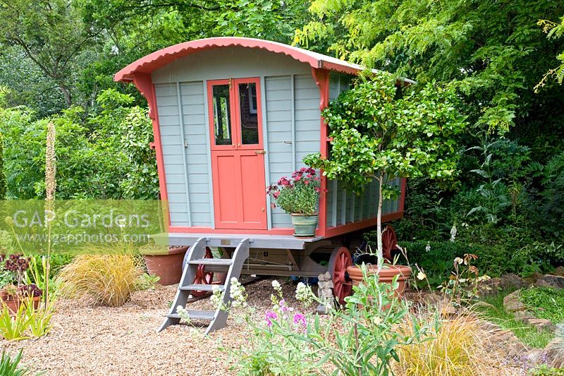 Gypsy wagon as a garden house 