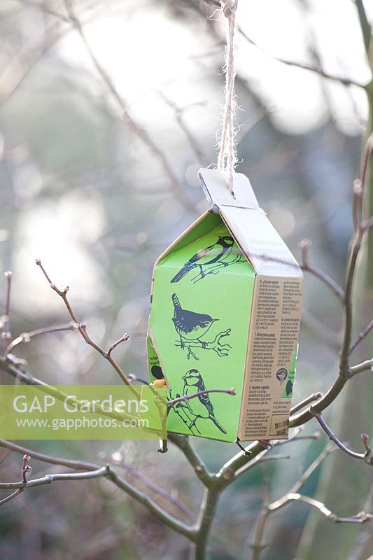 Tetrapack as bird feed container 