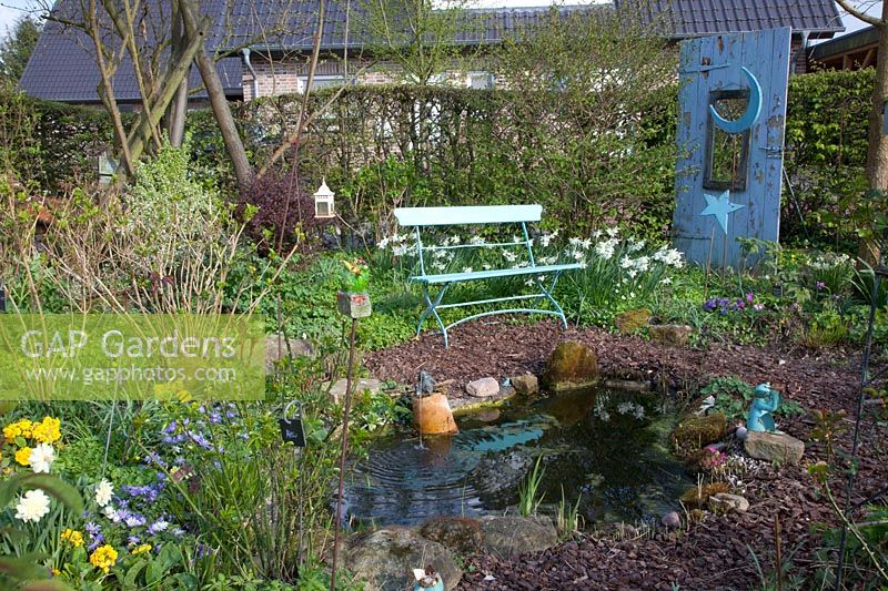 Seating area by the pond, Narcissus triandrus Thalia 