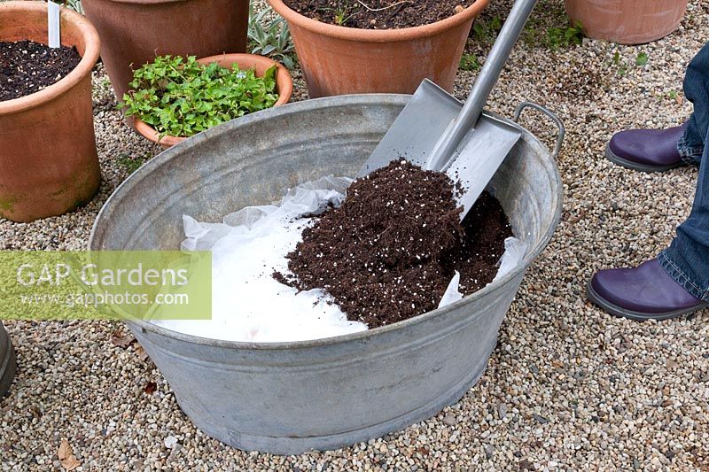 Sow flower meadow in a metal tray, add potting soil on drainage layer and fleece into the tray 