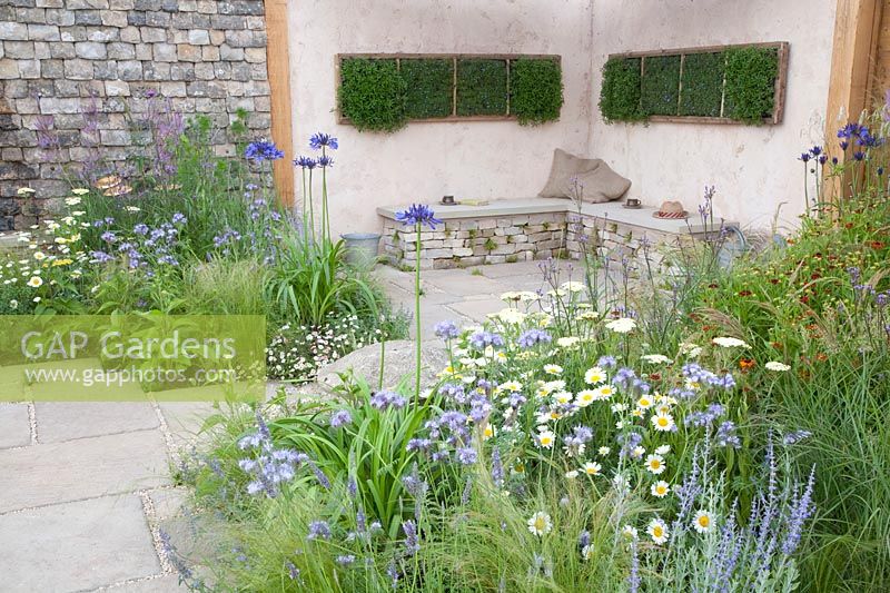 Terrace with vertical wall greening 