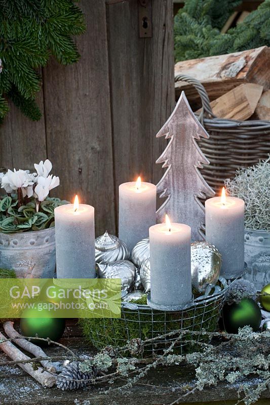 Advent wreath in a wire basket 