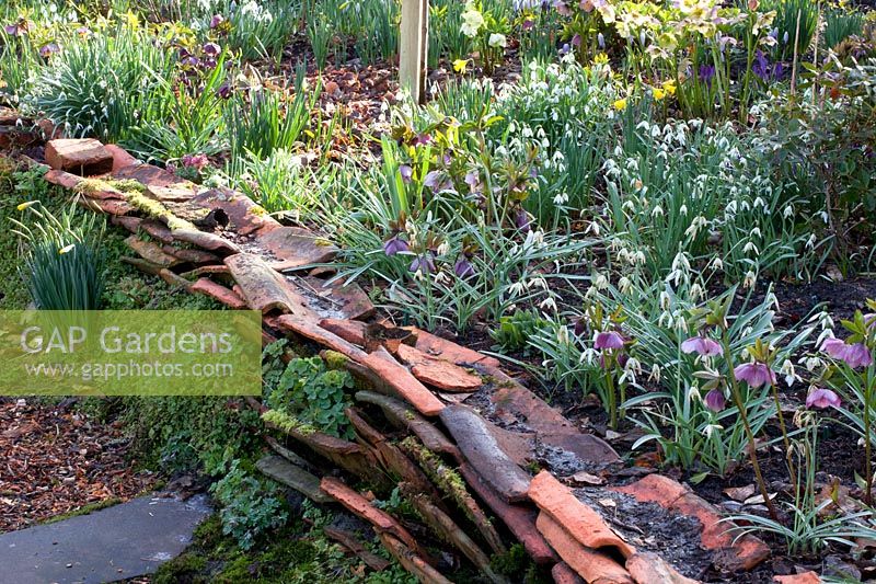 Bed edging made of roof tiles 