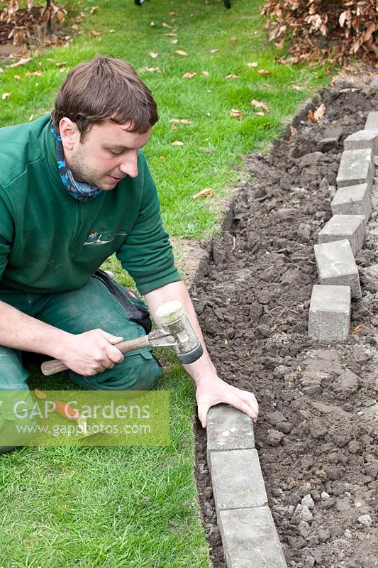 Set lawn edging stones 