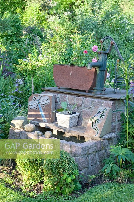 Garden with fountain 