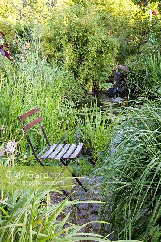 Seating by the pond 