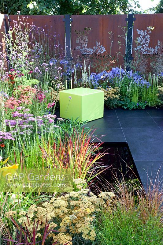 Modern terrace with pond, Campanula Prichards Variety, Achillea Terracotta, Imperata cylindrica Red Baron, Verbena bonariensis, Achillea Pretty Belinda 