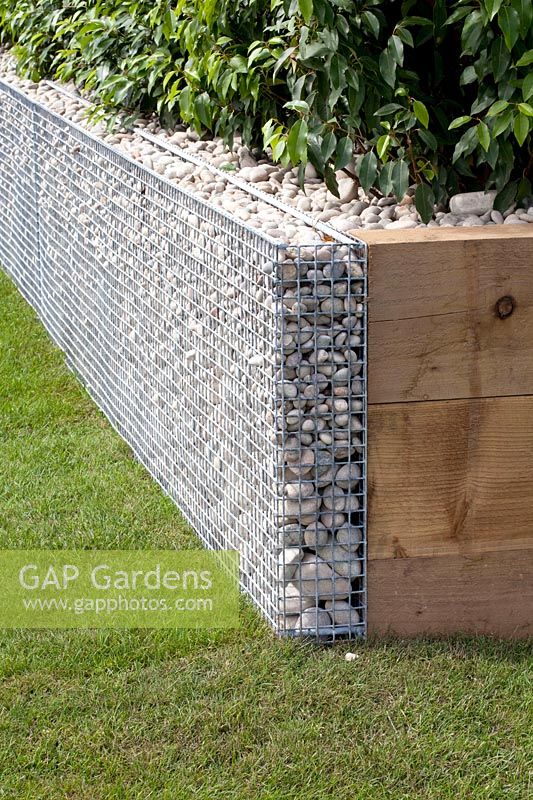 Raised bed with gabion 