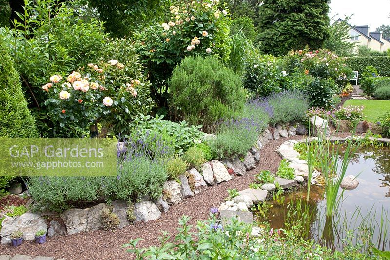 Bed edging with stones 