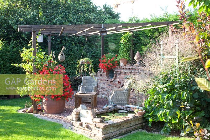 Seating area with water basin 