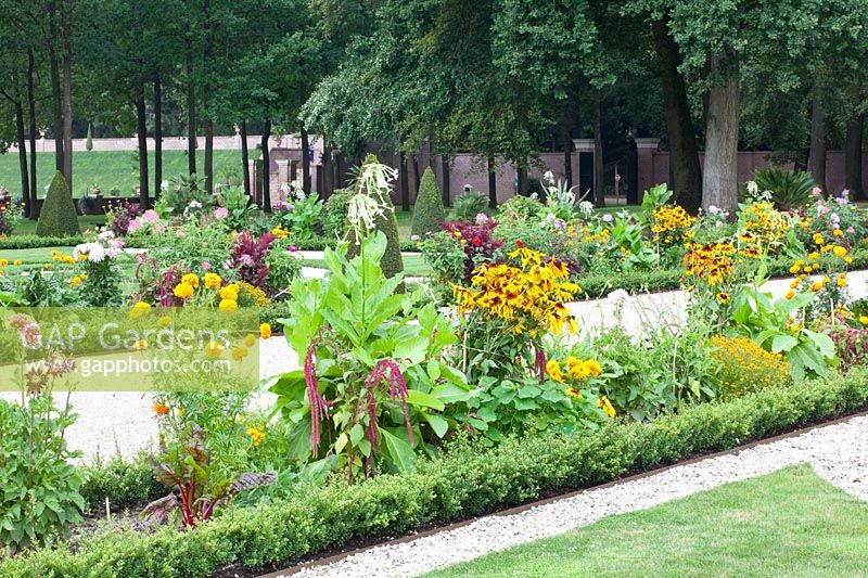 Beds with annual summer flowers, Paleis Het Loo, Netherlands 