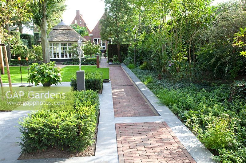 Garden with view of the house, paving made of Chinese hard stone and brick 