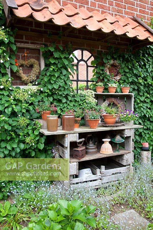 Shelves in the garden 