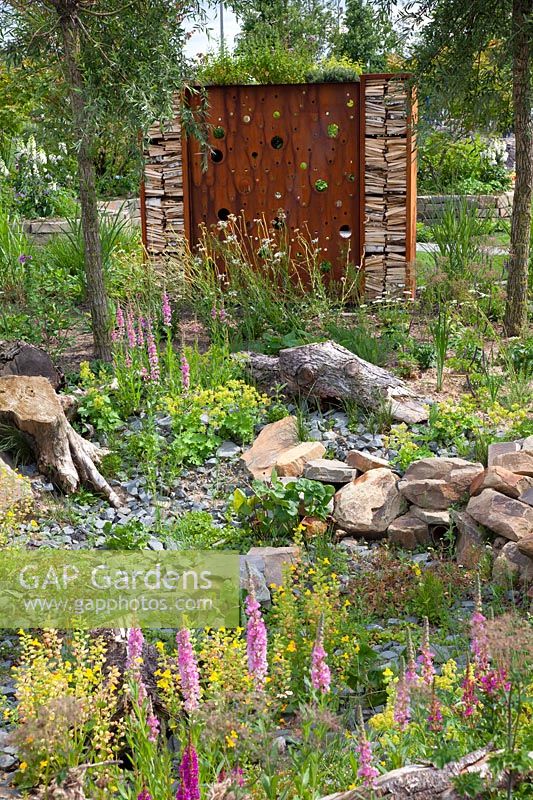 Natural garden with firewood rack made of Corten steel 