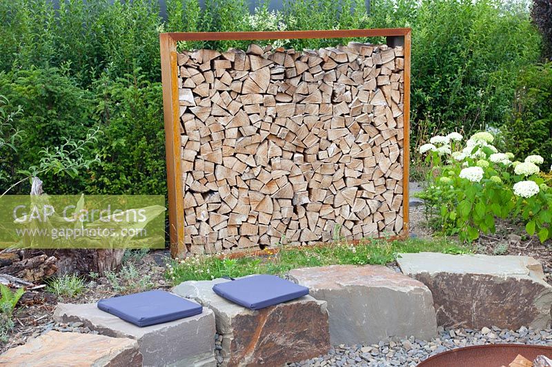 Privacy screen made of Corten steel and firewood 