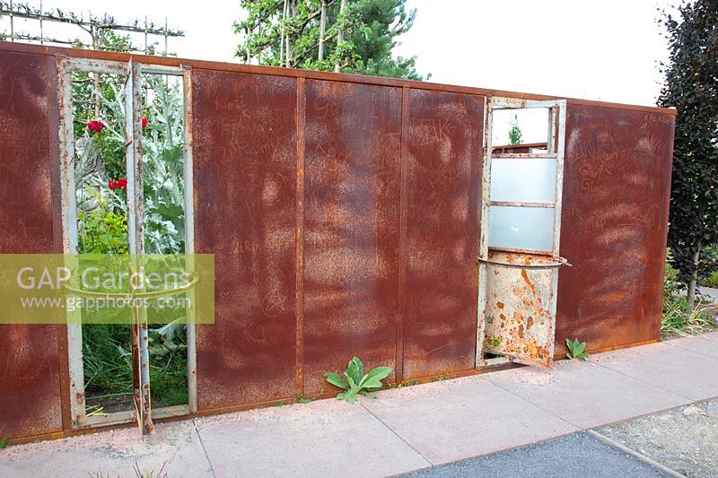 Corten steel privacy screen with a view of the garden 