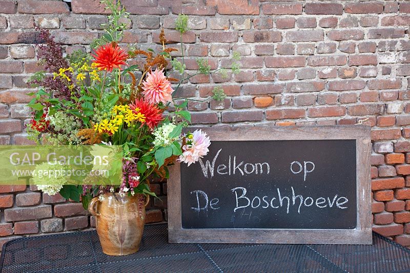 Dahlia bouquet with welcome sign 