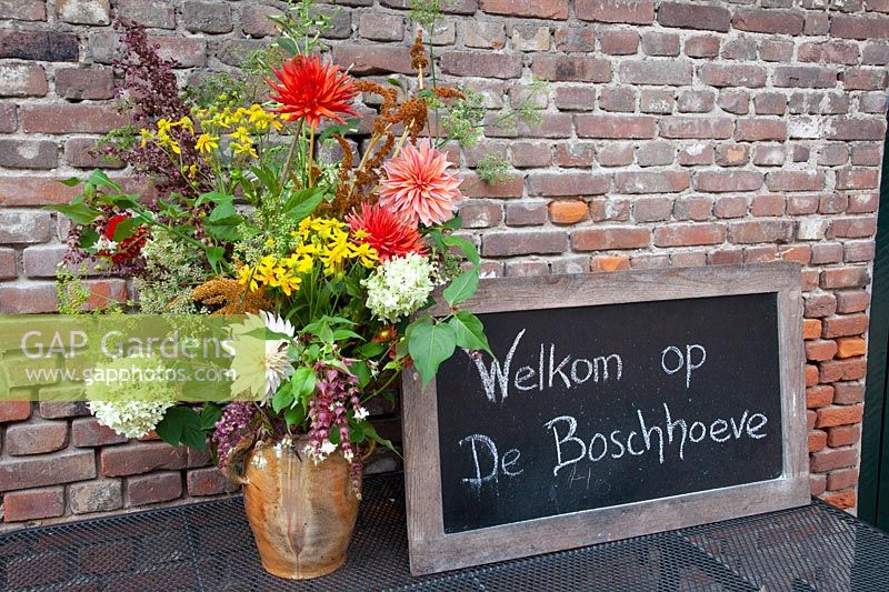 Dahlia bouquet with welcome sign 