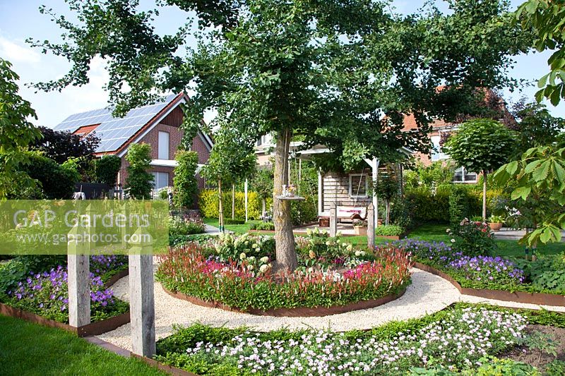 Garden with round island bed 