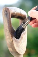 Treatment of wooden garden tools with linseed oil for protection against rot 