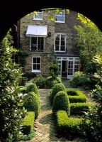 Period house and topiary garden - London  
