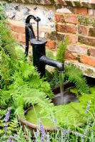 Water feature with water pump 