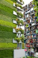 Green and vertical feature walls in modern garden