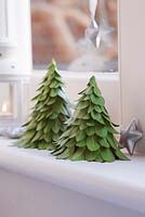 Step-by-step - miniature Christmas trees made with privet leaves