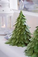 Step-by-step - miniature Christmas trees made with privet leaves