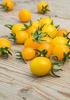 Lycopersicon lycopersicum 'Jelly Bean Red and Yellow' - tomatoes on wooden surface