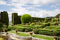 Villa Gamberaia, Settignano, Florence, Tuscany, Italy. Formal Italianate garden with clipped topiary parterre