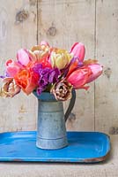 Galvanised jug wit Tulipa 'Blue Parrot', 'La Belle Epoque', 'Brown Sugar' and 'Menton'