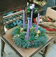 Adventskranz mit lila Kerzen und goldenen Dekor