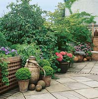 Terrasse im Sommer mit Dekorationen aus Terracotta